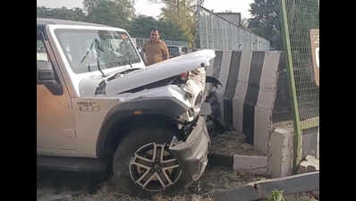 Youth dies as Thar crashes into bridge wall