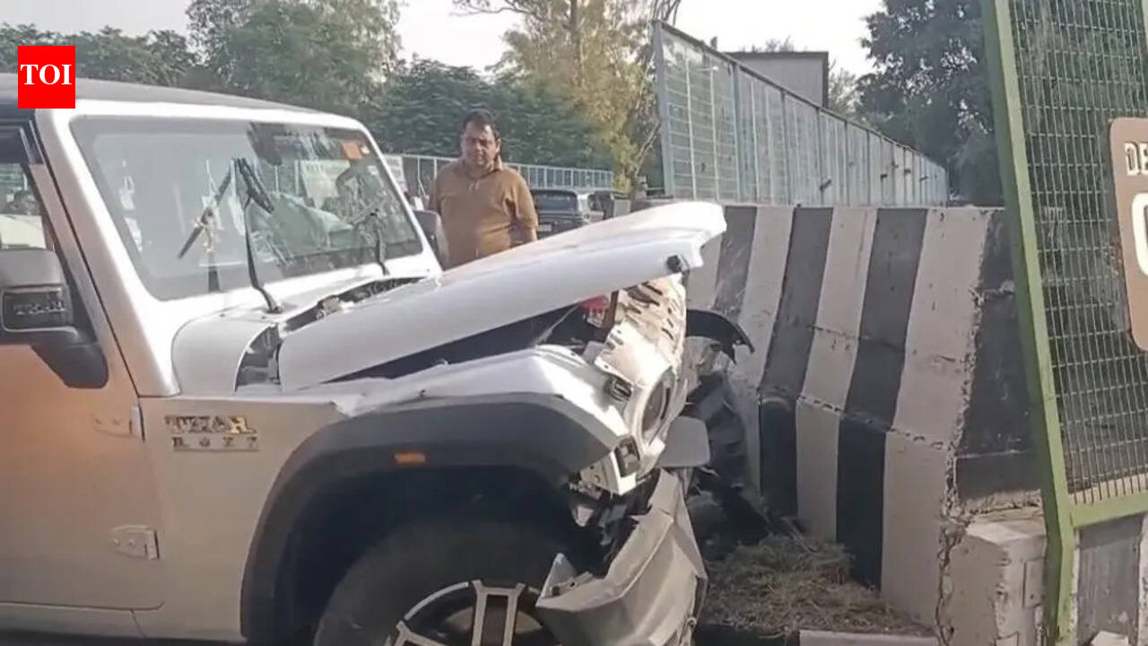 Youth dies as Thar crashes into bridge wall