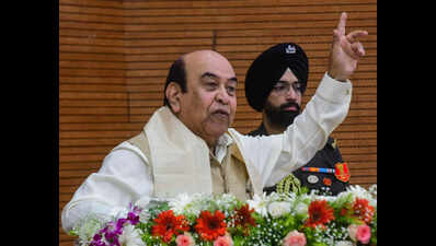 Guv urges students to adopt tech without losing cultural connect