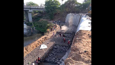 Work on gabion walls to secure eroding Vishwamitri banks begins