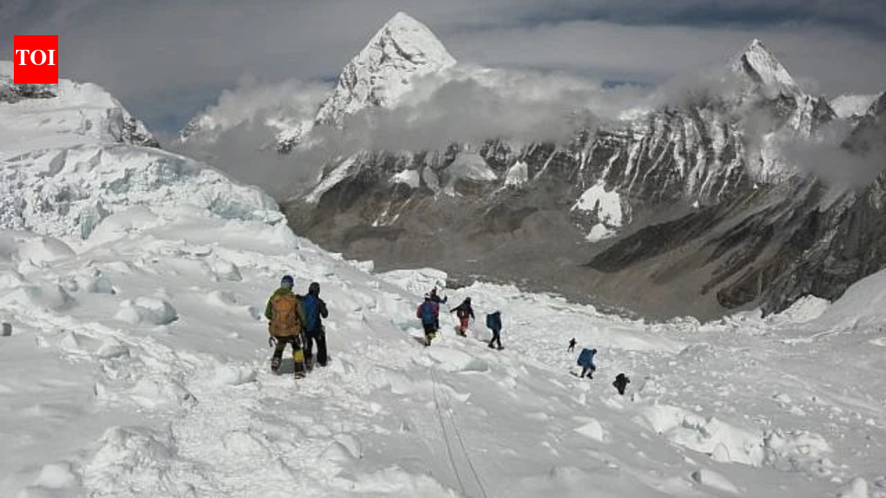 Peak crush: 274 summit Everest in single day