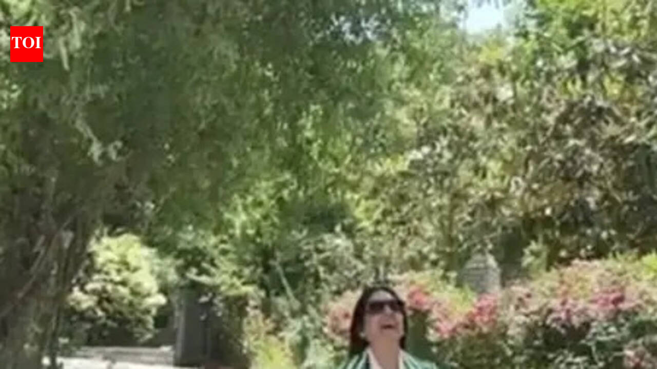 Neena Gupta says 'buddhi ho toh kya' as she enjoys vacation in hot pants