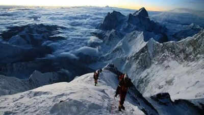  Two Indian mountaineers die during Everest descent