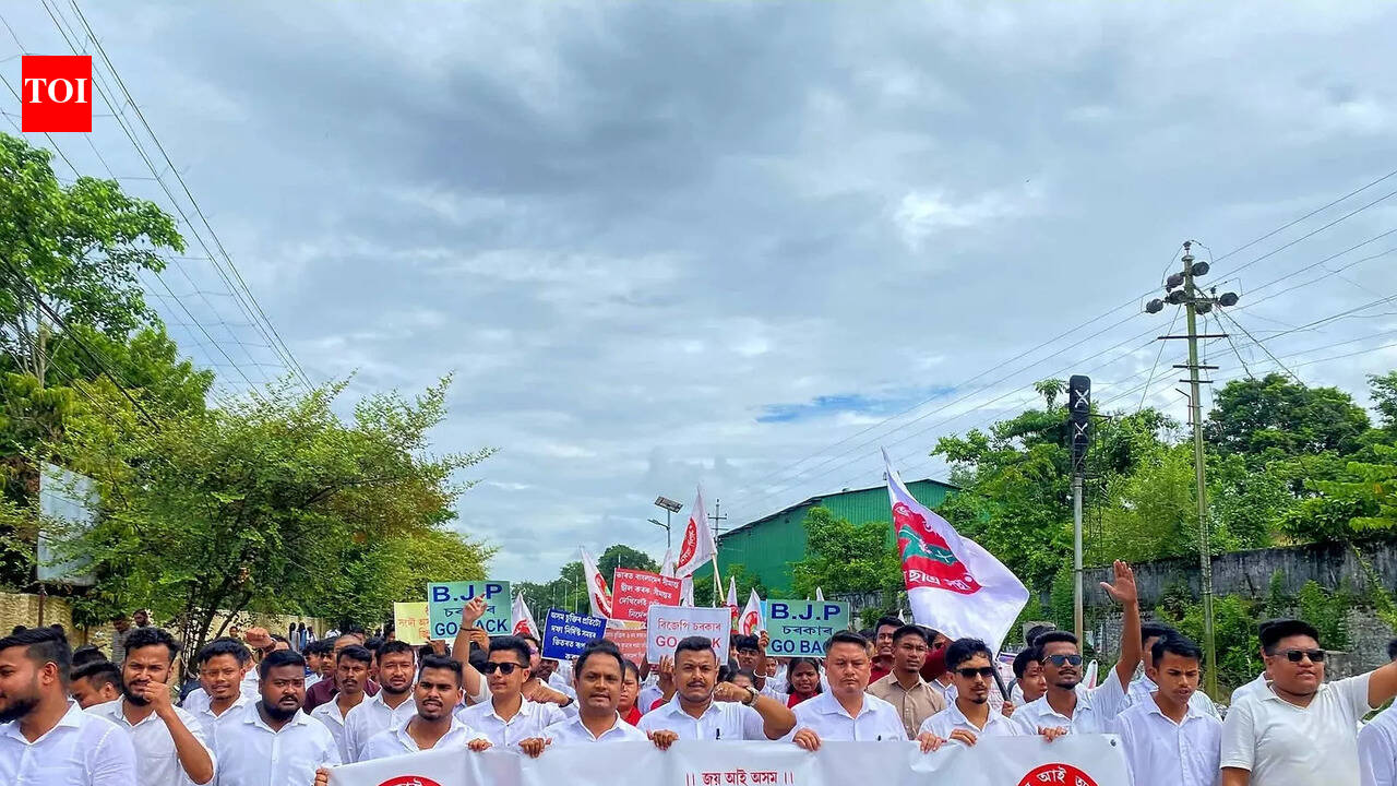 Aasu hits Dibrugarh streets against price rise, seeks CM’s intervention