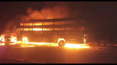 2 charred to death as bus rams truck on Agra e-way