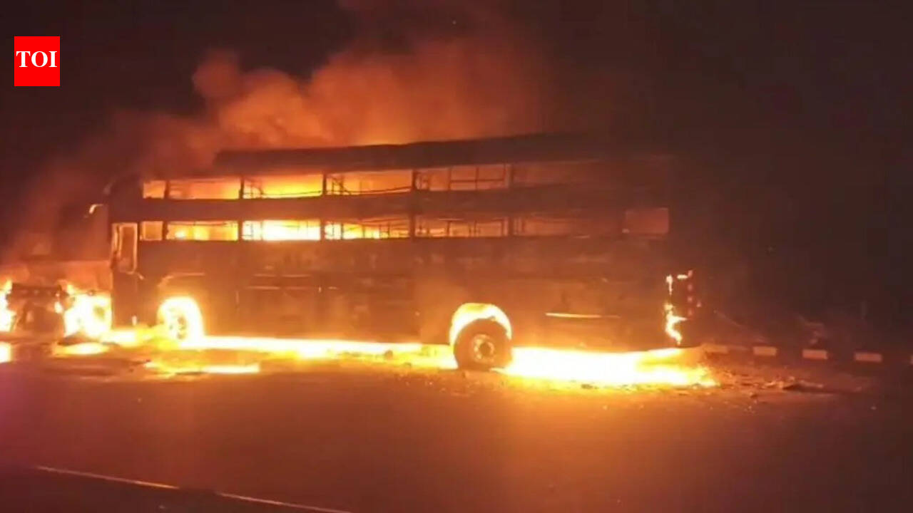 2 charred to death as bus rams truck on Agra e-way