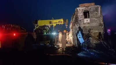 2 charred to death as bus rams truck on Agra e-way