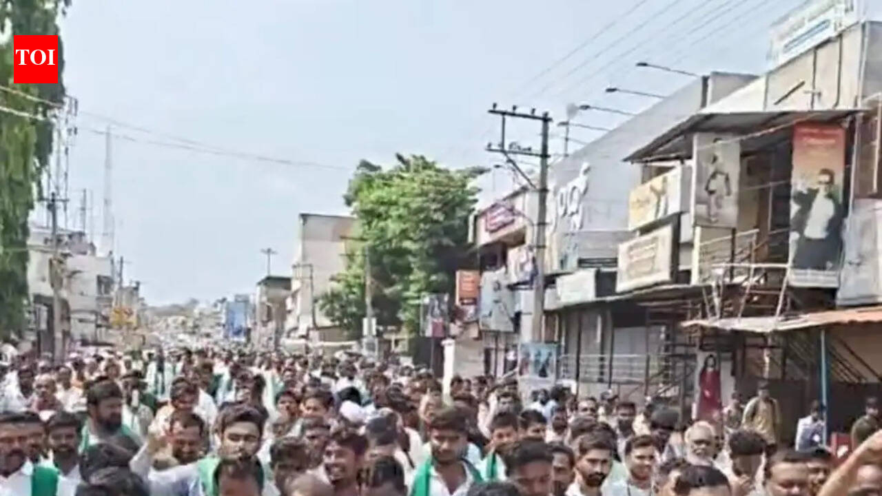 Hukkeri bandh halts life as farmers intensify irrigation stir