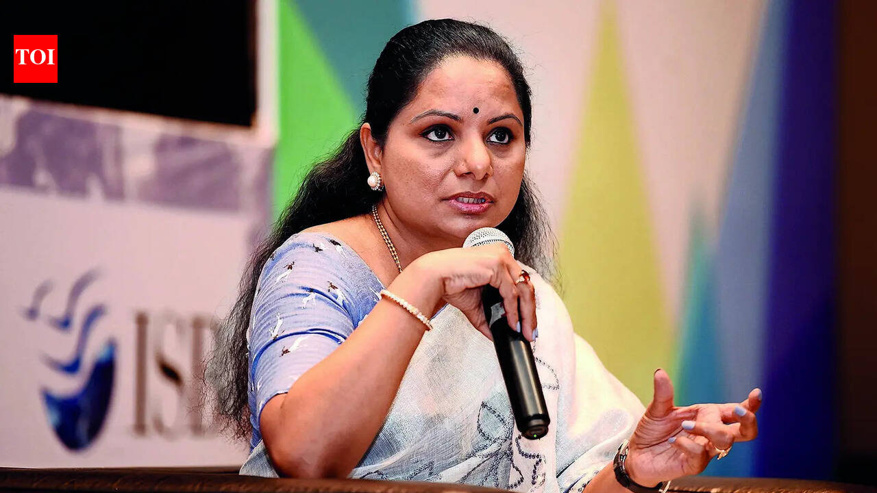 Kavitha stages protest over paddy procurement