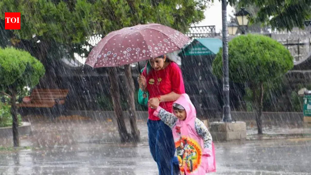 Rain, snow bring relief; Rohtang tourists caught in storm | Chandigarh ...