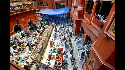 Mosques stick to shifts, new rules for Friday prayers