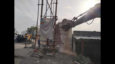 30 illegal structures razed for Rs20cr Wanadongri road work