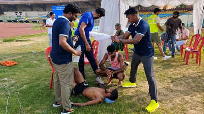 shivaji-parashuram-being-treated-after-he-collapsed-at-the-end-of-the-10000m-race-on-friday.jpg