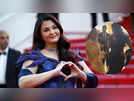 Aishwarya makes sure to pose with fans, netizens say she has a heart of a queen: VIDEO