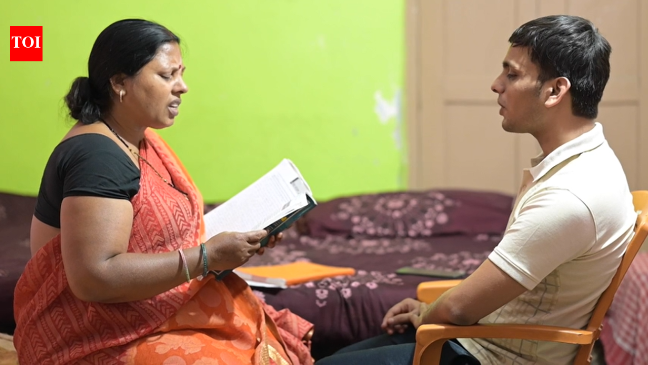 रवि राज: वह उनकी आंखें बन गईं: दृष्टिबाधित रवि राज की मां ने उनकी यूपीएससी यात्रा के दौरान जोर-जोर से किताबें पढ़ीं और नतीजा यह हुआ…