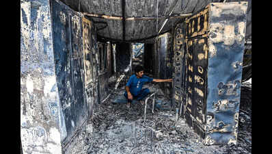 Fire guts Shastri Park furniture market, tenders pelted with stones over response time