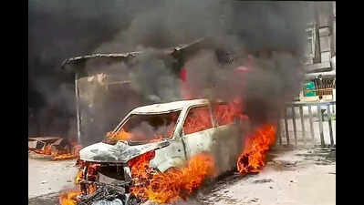 Tailor held for setting vehicles on fire during Noida workers’ protest