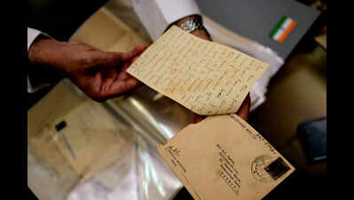 A grandson discovers his freedom fighter grandfather through letters