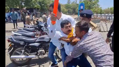 AAP workers detained for protest at Sandhya Bridge