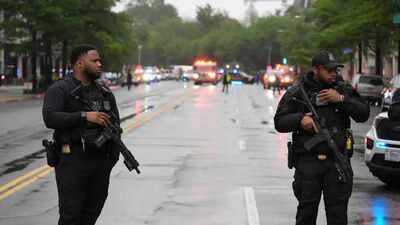  US secret service shoots person near scene, bystander too shot