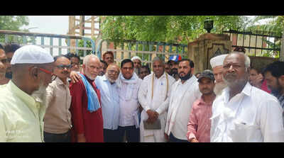 Residents protest outside PHED office over water crisis