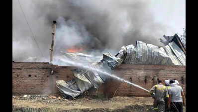 Fire damages 3 factories,but no casualty reported