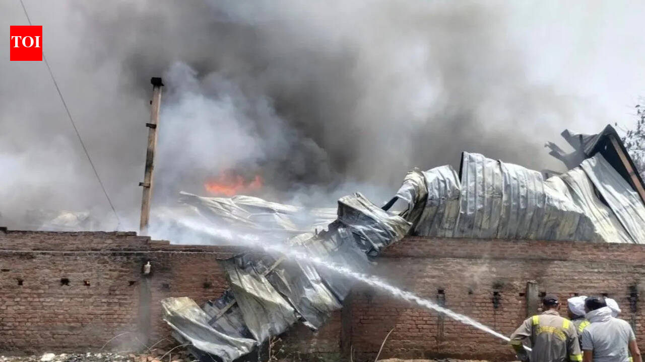 Fire damages 3 factories,but no casualty reported