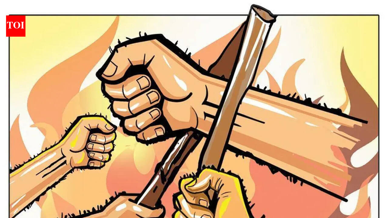 Mob beats up suspected cow smugglers in Dhule; MLA intervenes