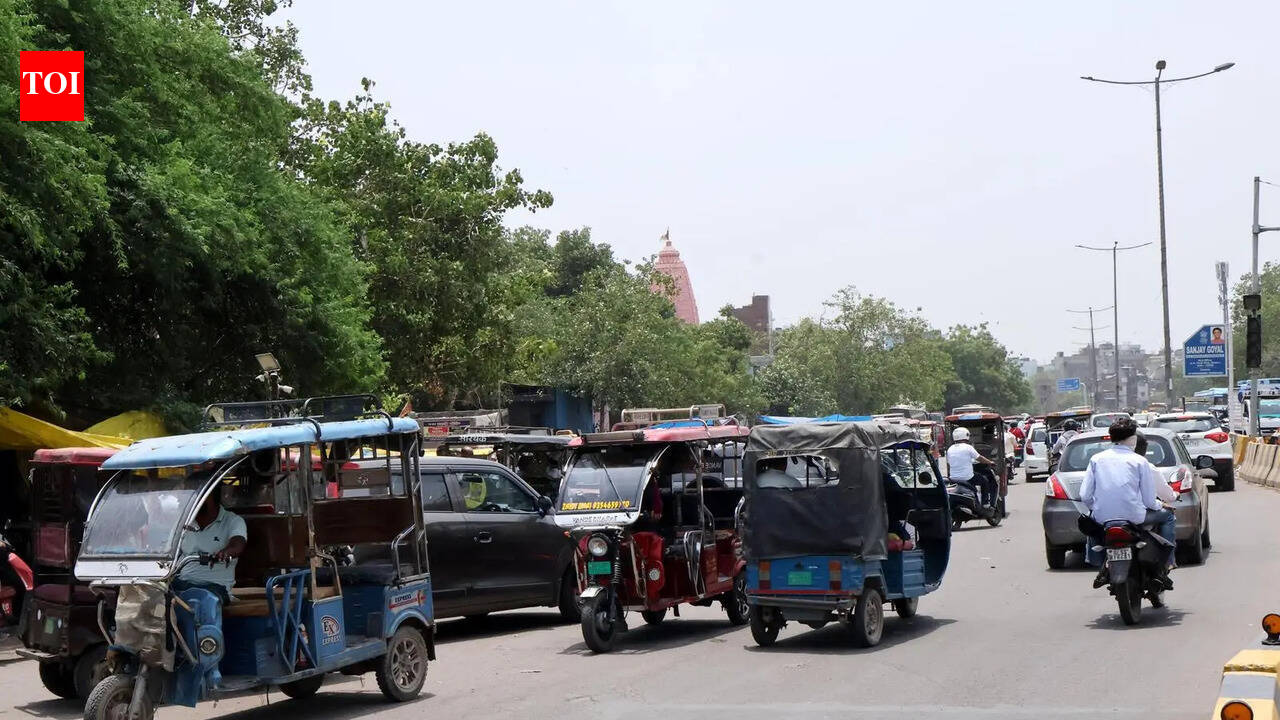 E-ricks on wrong side turn this Ghaziabad stretch into a daily traffic mess