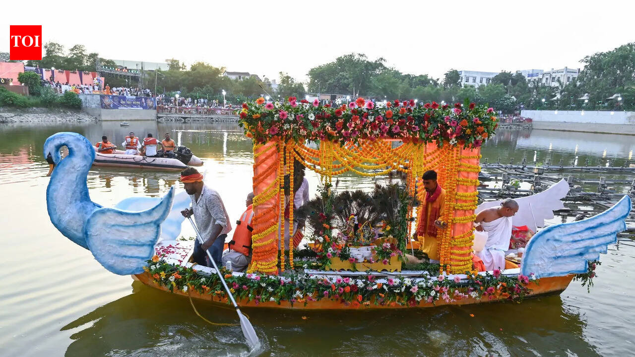 Devotees throng Adalatganj pond for boat fest