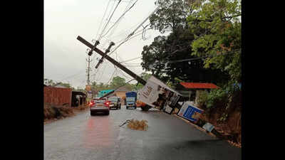 Heavy showers with winds disrupt normalcy in Bardez