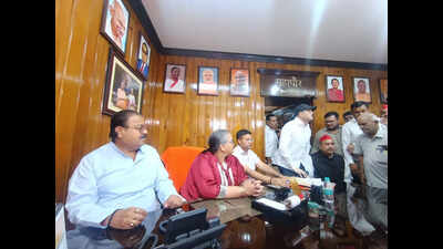 After HC rap, mayor administers oath to SP corporator