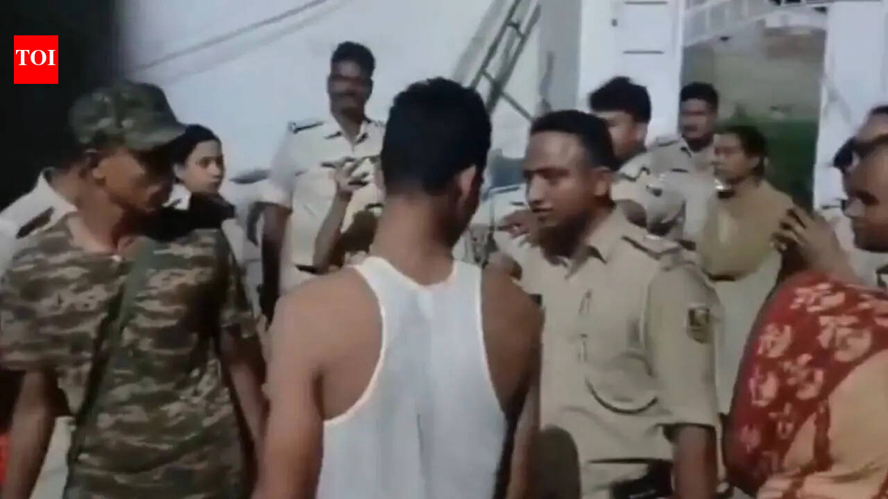 Bihar cops frisked by Sonu-Monu gang members before house raid; 2 SHOs suspended after video viral