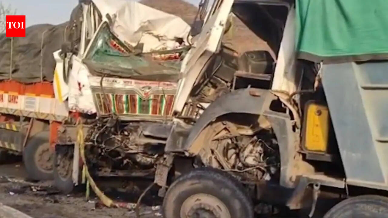 Dhule highway mishap: 6 dead, 20 injured after bus collides with crashed trucks