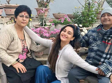 Actress Rati Pandey&rsquo;s father passes away after battling kidney ailment; fans share condolences