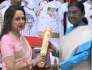 Hema Malini accepts Dharmendra's posthumous Padma Vibhushan; Ahana breaks down