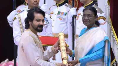  Prosenjit Chatterjee receives Padma Shri from President Droupadi Murmu in traditional bengali attire