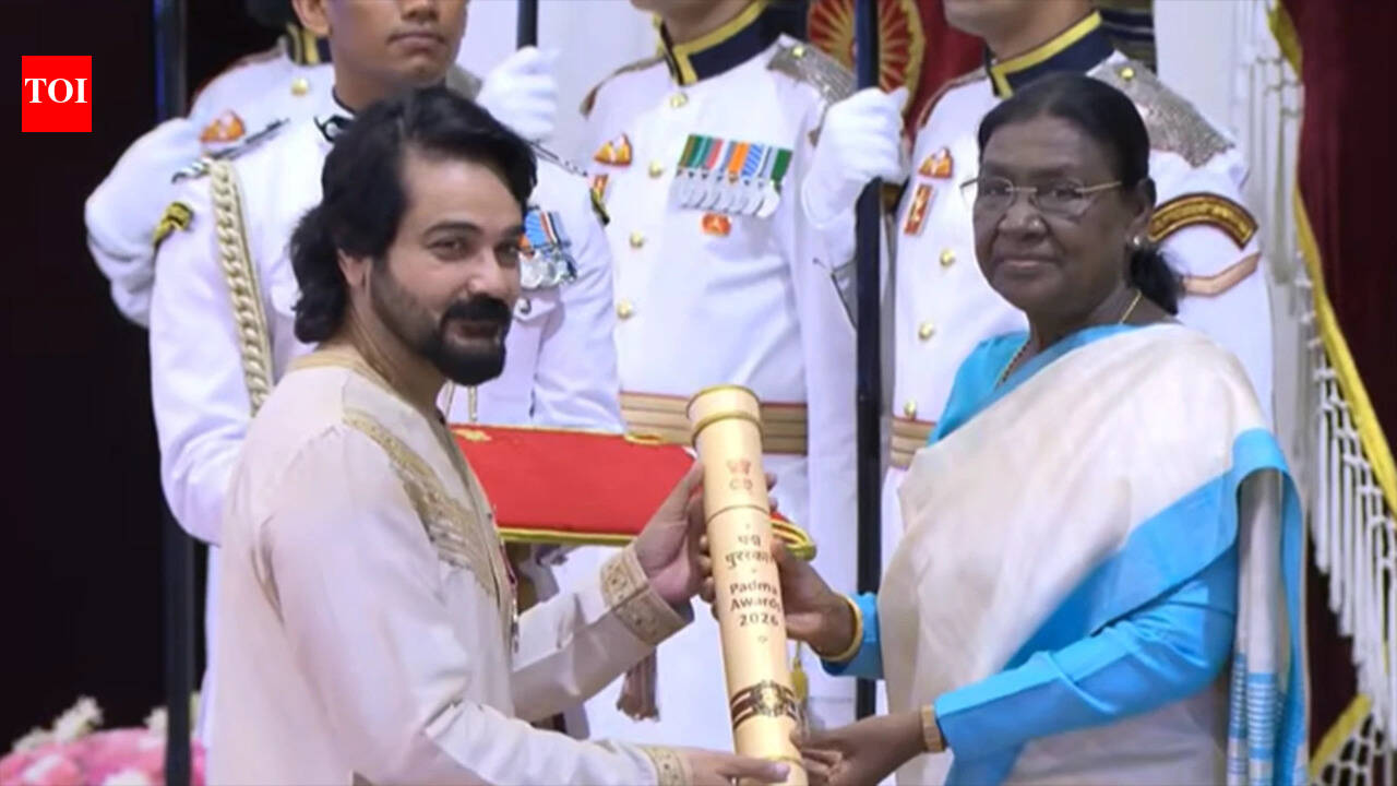 Padma Awards 2026: Prosenjit Chatterjee receives Padma Shri from President Droupadi Murmu in traditional bengali attire
