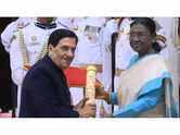 Arvind Vaidya receives Padma Shri from President Droupadi Murmu; Daughter Vandana Pathak calls him her &lsquo;Superstar&rsquo;