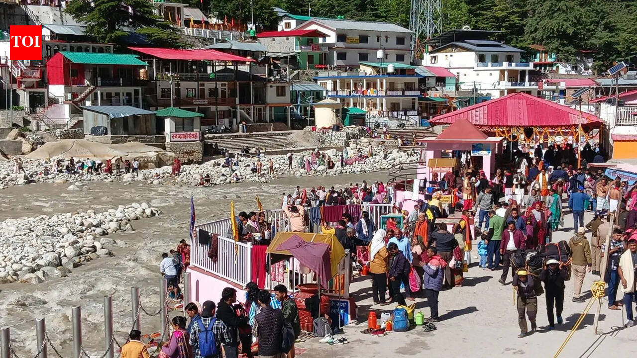 Devotees perform special prayers on Ganga Dussehra