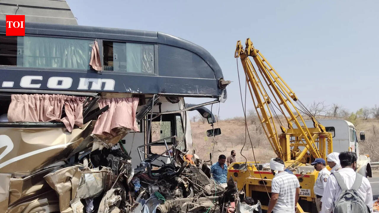 Six killed in 2-fold accident involving 3 vehicles in Dhule