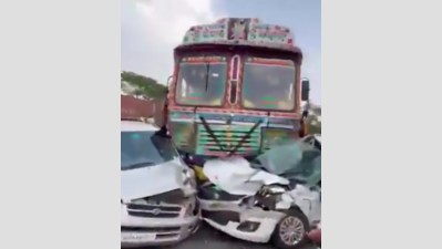6 hurt, 9 vehicles damaged in freak mishap
