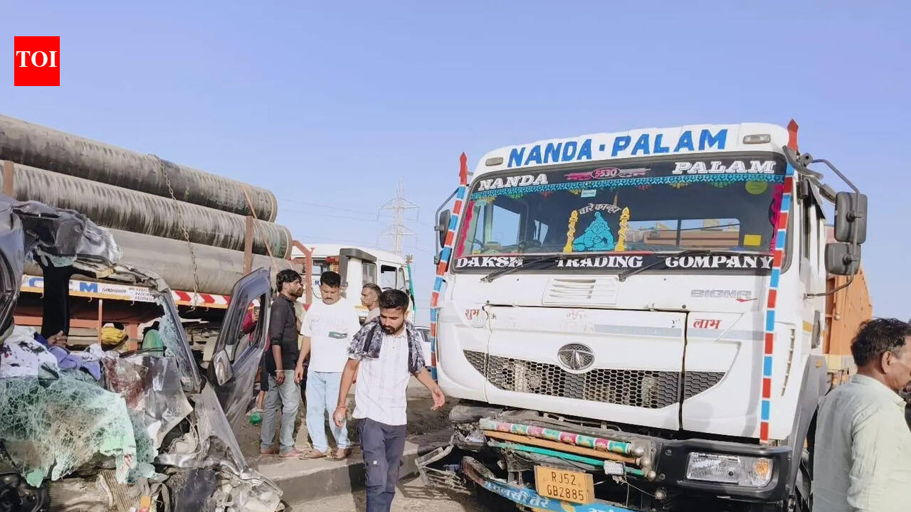 Four pilgrims from Diu killed in car-truck collision