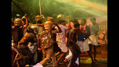  SFI, KSU workers clash at Kerala University