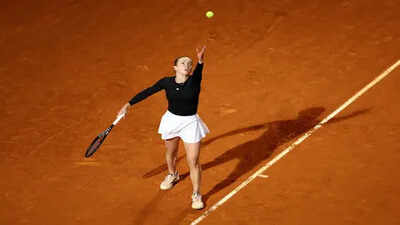  Svitolina survives scare, Swiatek sails
