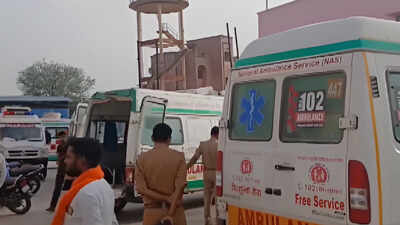 6 dead, over 10 injured after bus overturns on Lucknow-Agra Expressway
