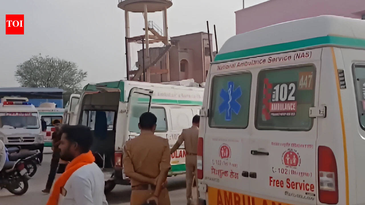 6 dead, over 10 injured after bus overturns on Lucknow-Agra Expressway