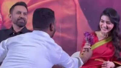  Fan breaks security to propose to Samantha Ruth Prabhu in front of filmmaker Raj Nidimoru  - Watch</b>