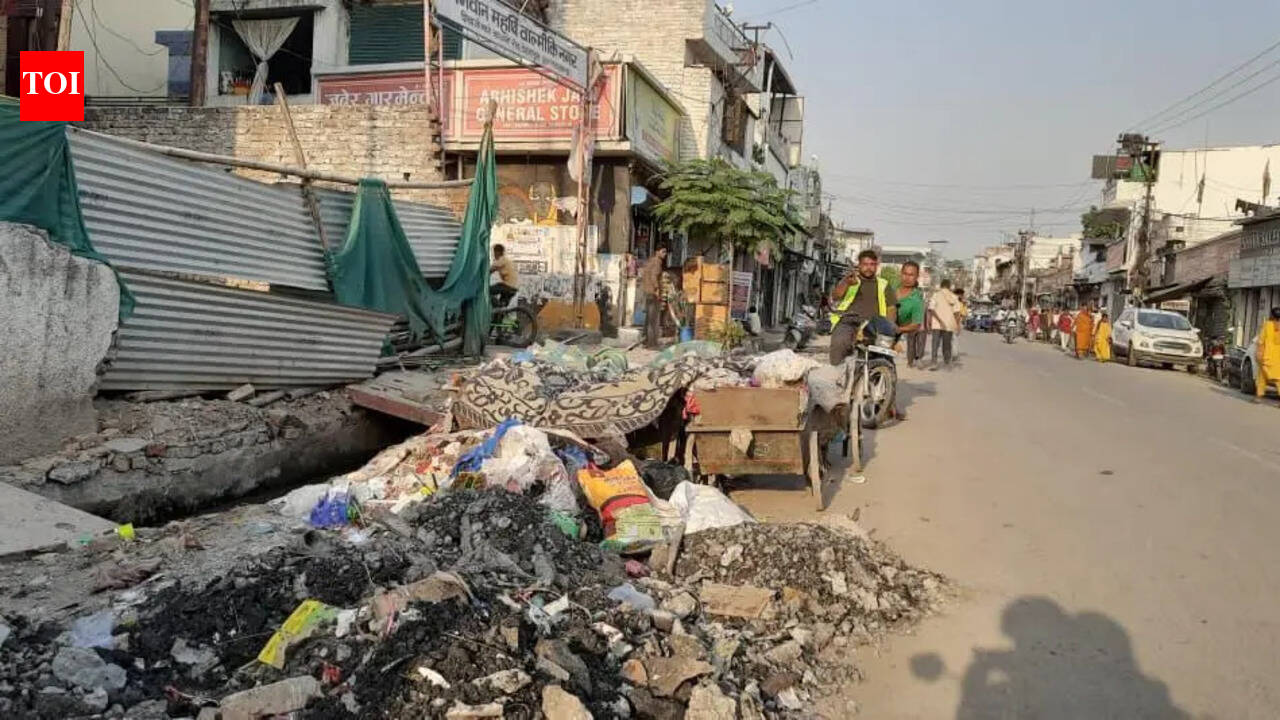 Pipeline work leaves Kanwali Road residents battling dust, congestion