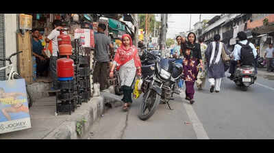 Pipeline work leaves Kanwali Road residents battling dust, congestion